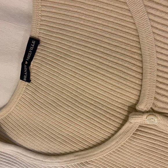 Cream short sleeve zelly top
- from brandy Melville - Picture 2 of 2